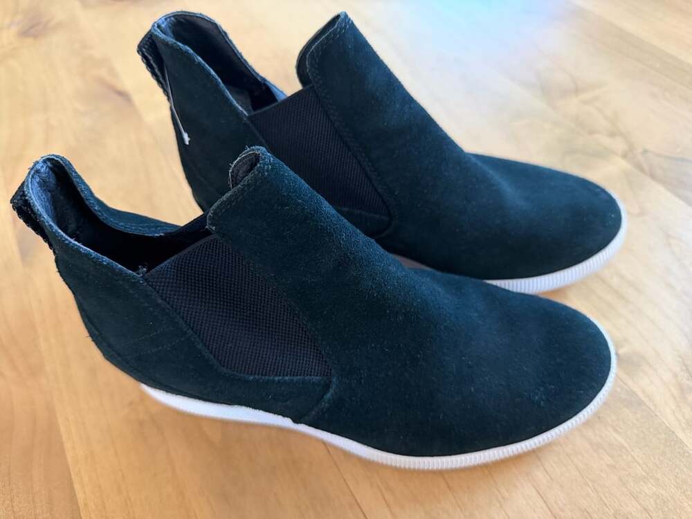 Sorel Out N About Slip-On Wedge Shoe Black Suede size 8